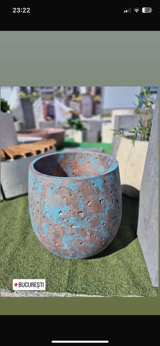 Cos gunoi și ghivece din beton