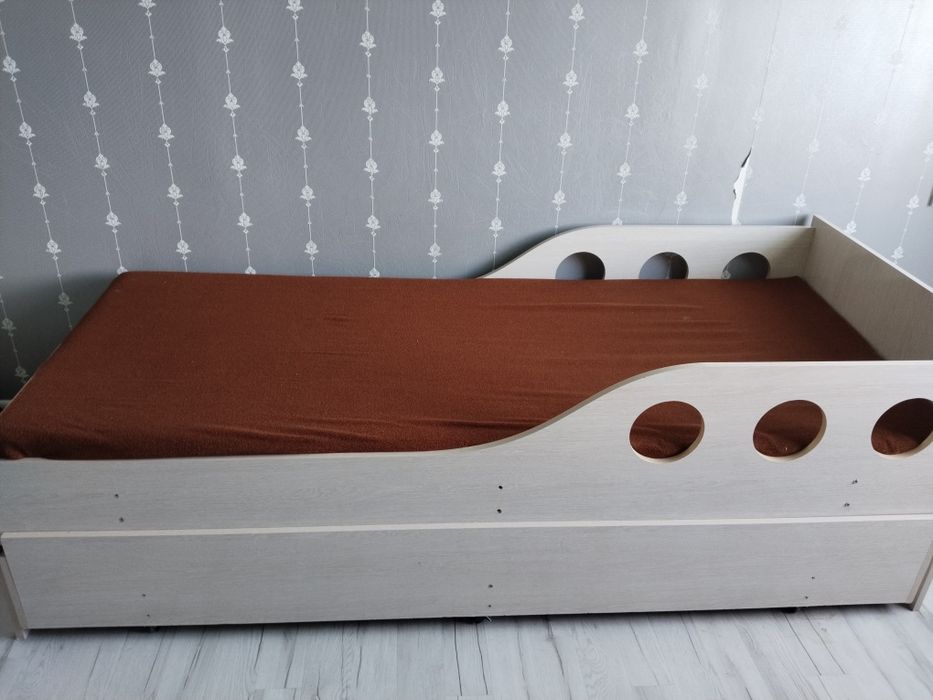 Продам кровать и шкаф с письменным столом