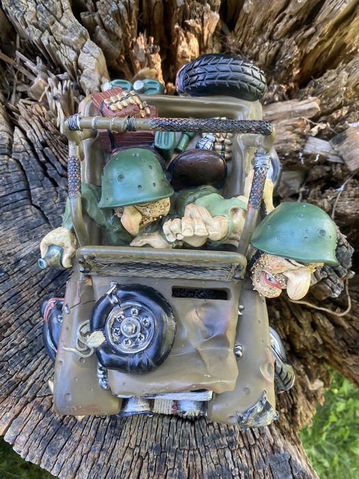 Военен джип касичка