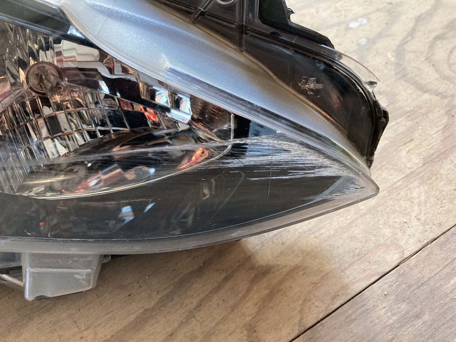 Десен фар за Mazda 3. 13-17. С забележки.