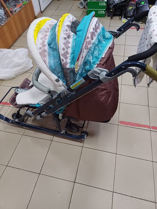 Санки коляска с варежками и сумкой