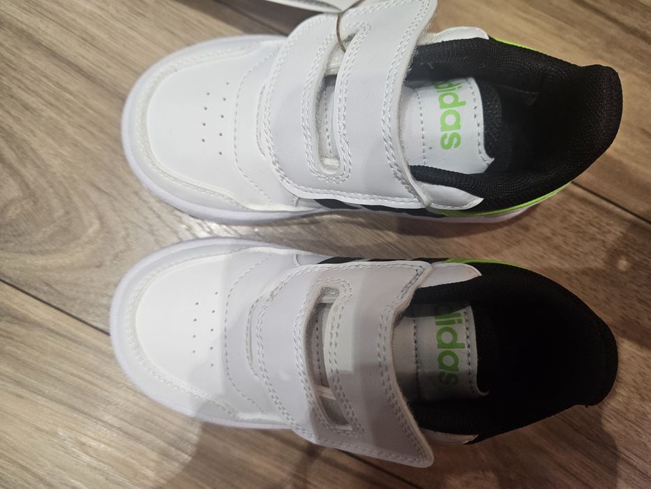 Pantofi sport adidas noi marimea 25,5