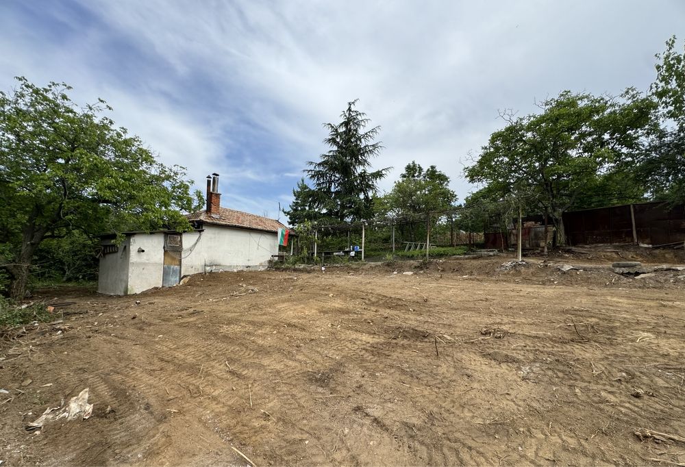 Просторен парцел с къща в землището на село Люляк с ток и вода