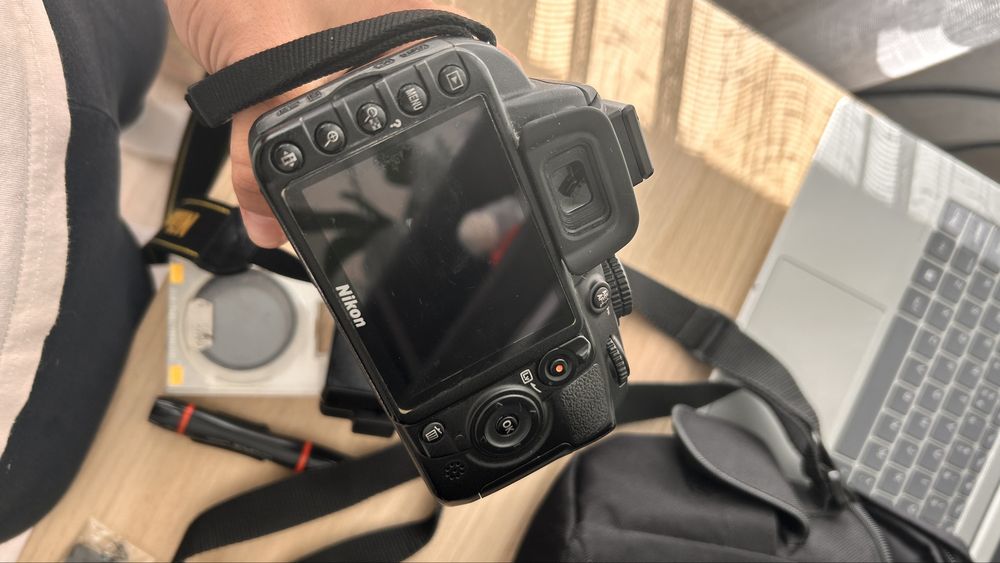 Nikon D3100 с китов обектив и аксесоари