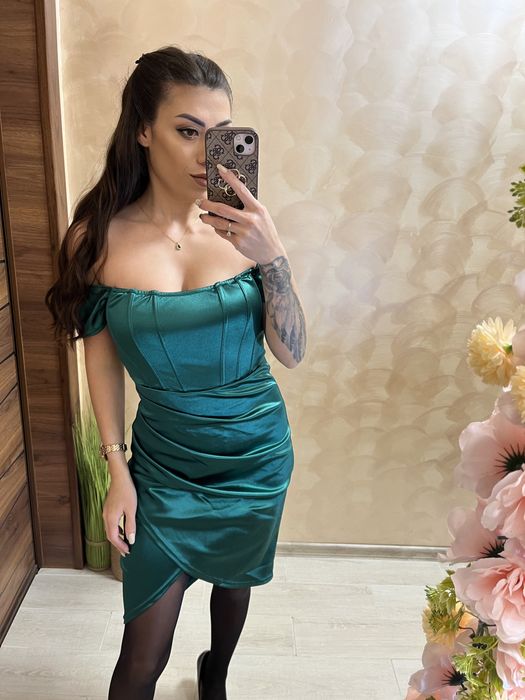 Дамска рокля с камъни и пера