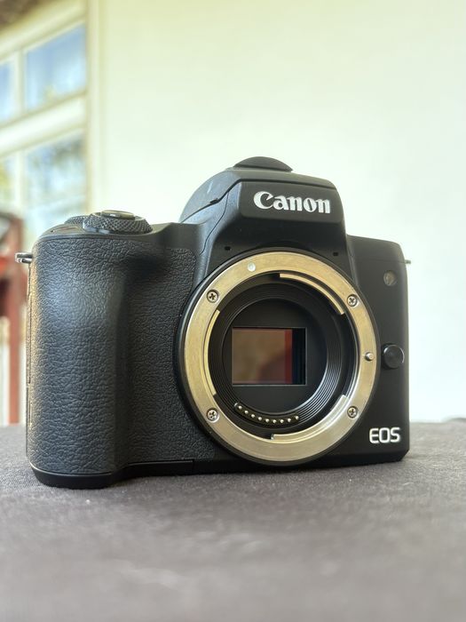 Canon EOS M50 + 2 обектива + 4 батерии + аксесоари