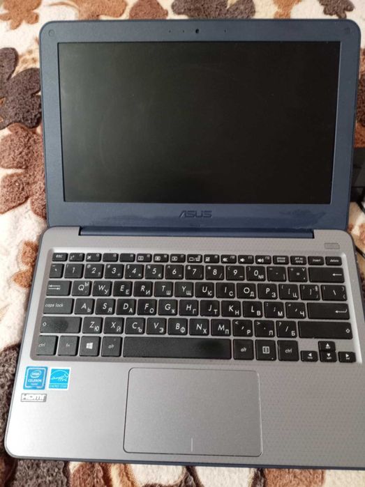 ASUS лаптоп 11.6″ – лек, компактен, Windows 10 Pro