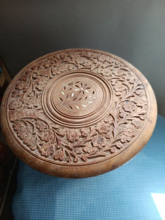 Măsuță veche din lemn sculptata, Pliabila 32/28,5 cm, De colectie