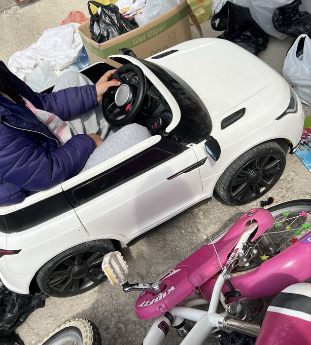 Детски акумолаторен бял джип