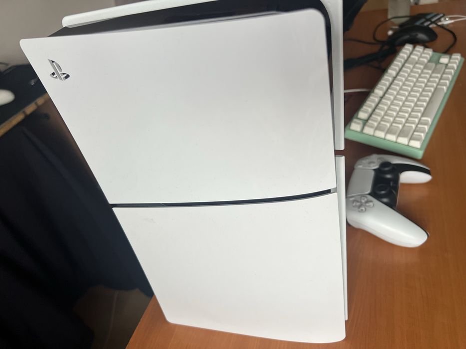Vand ps 5 slim aproape nou 1 tb