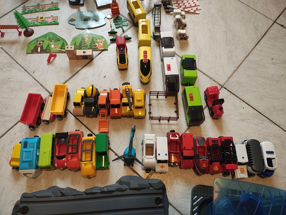 Set sine de lemn cu mașinuțe,trenulete și accesorii 9kg