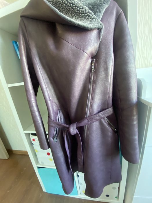 Красивая дубленка сиреневого цвета