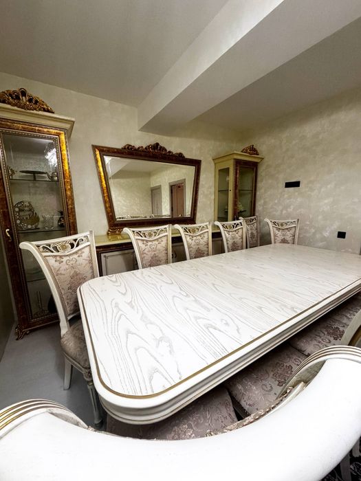 СРОЧНО ПРОДАЁТСЯ стол и стулья для гостиной произв во Эътикод Комодо