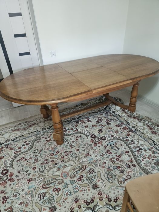 Продам стол со стулями в отличном состоянии.