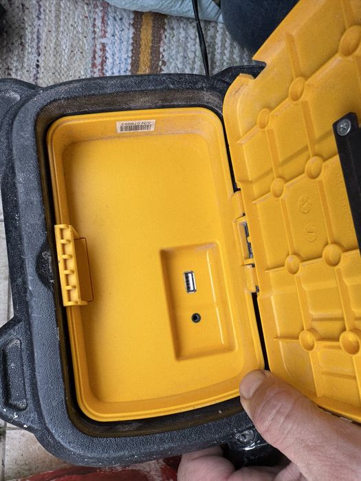 Radio dewalt sunet defect