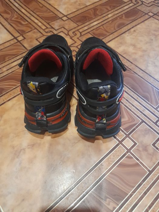 Продам кроссовки