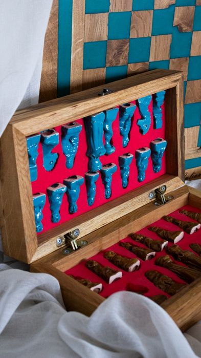 Tabla de sah cu piese din ceramica