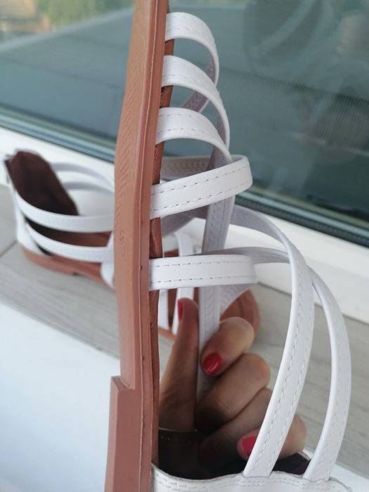 Sandale noi, marimea 35 cu interiorul de 22.5 cm