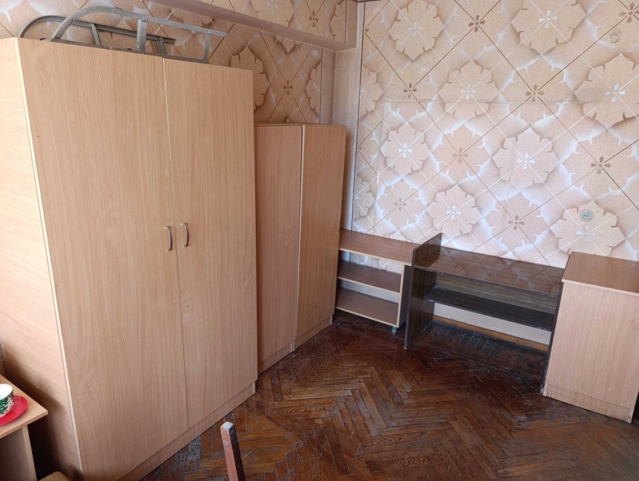 Продается комплект :шкаф, 2 пинала , и столик на колесах, цена за все