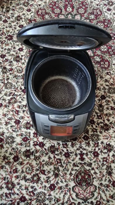 Продам Мультиварку (мультиповар) Redmond