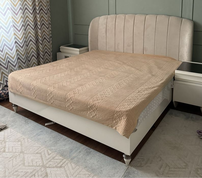 Мебель спальная и 2 тумбочка