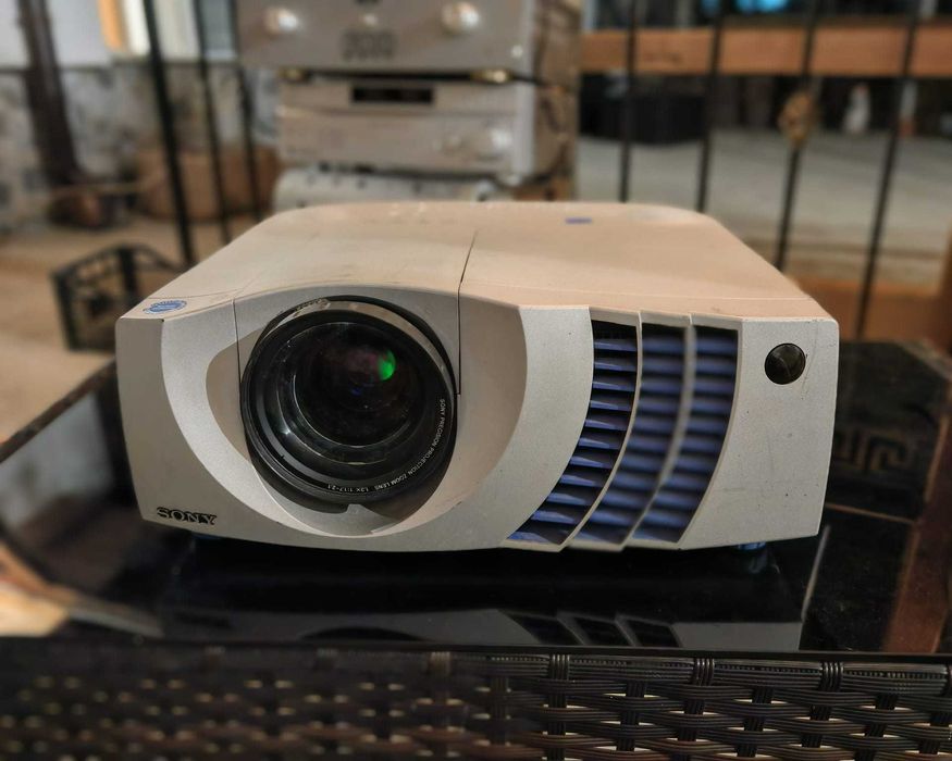 мултимедиен проектор Sony.работи перфетно