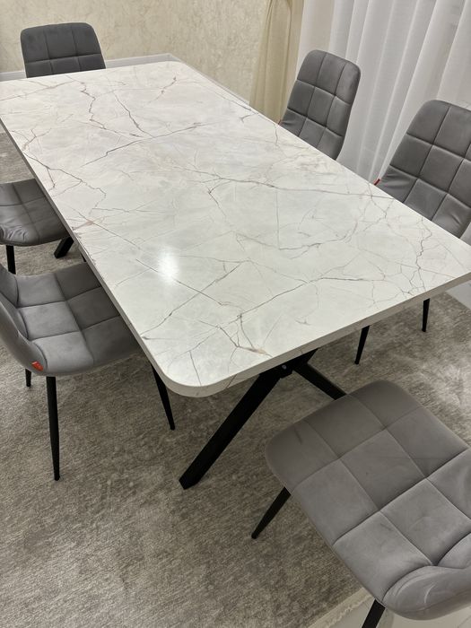 Продается Кухонный стол и стулья