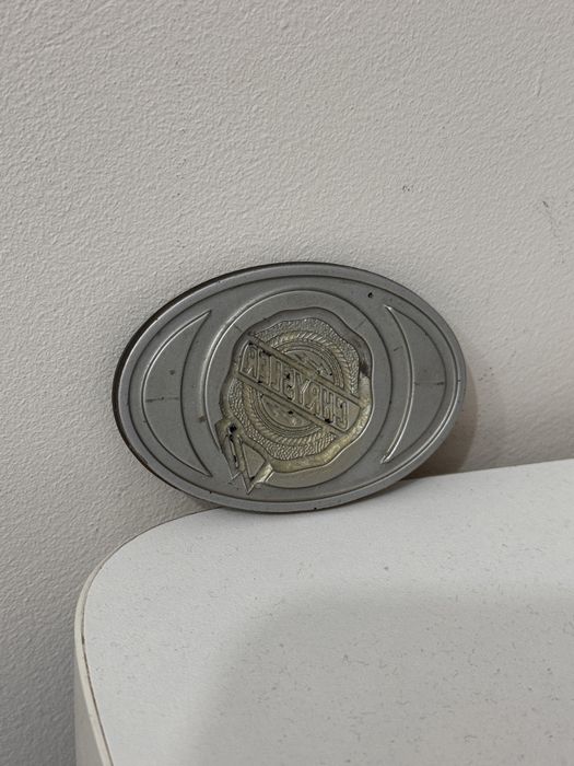 Значок Chrysler на руль.