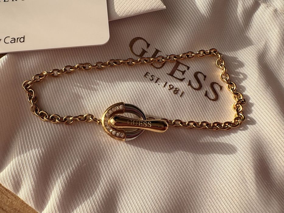 Златиста гривна Guess