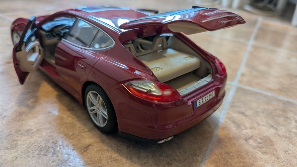 Macheta Porsche Panamera Turbo 1:18