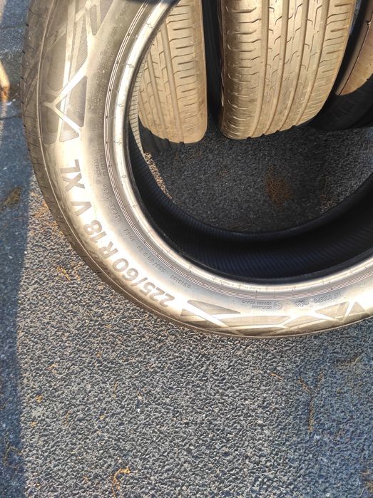 225/60/18 Continental