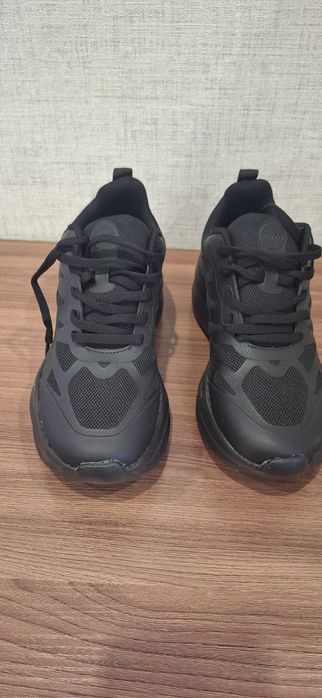 Продам кроссовки новые,