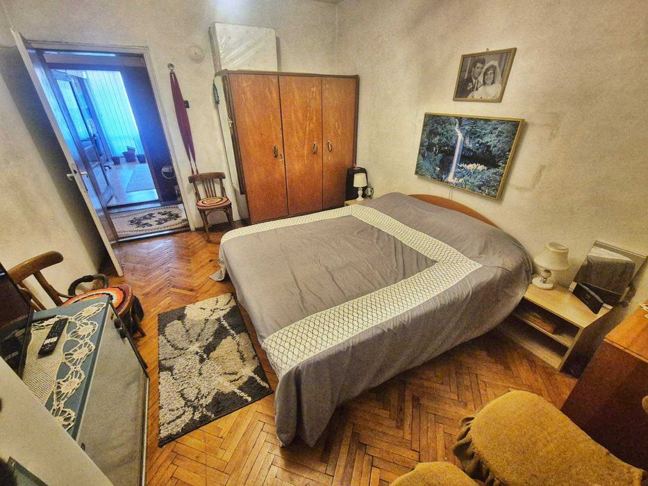 Апартамент в центъра на гр. Левски, с гараж .