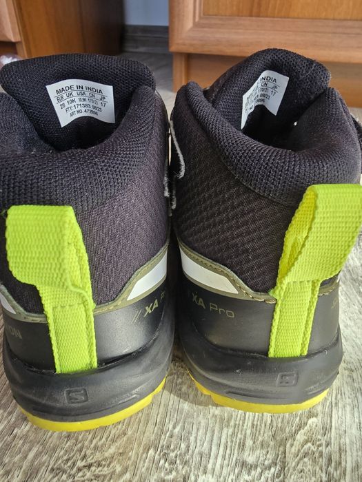Salomon XA Pro V8 Mid CSWP в черно с ярки жълти и маслиненозелени акценти.