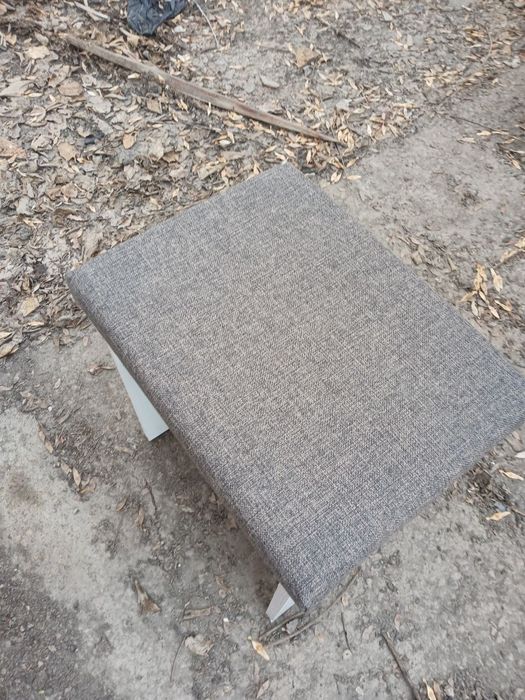 Продаются 3 стола с табуретками. Два стола полукруглые,один прям