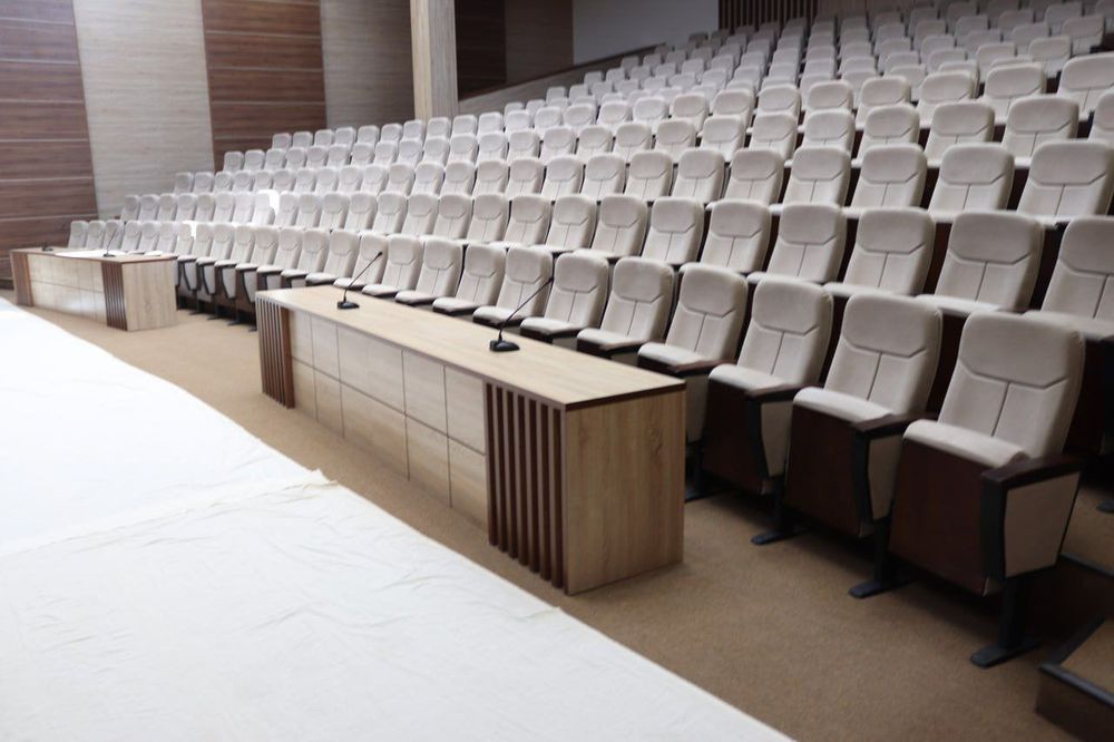Konferensiya, teatr va akt zallari uchun kreslolar sotiladi