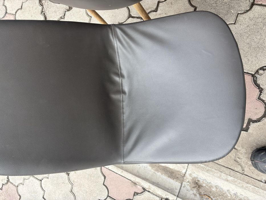 Стол с стульями.