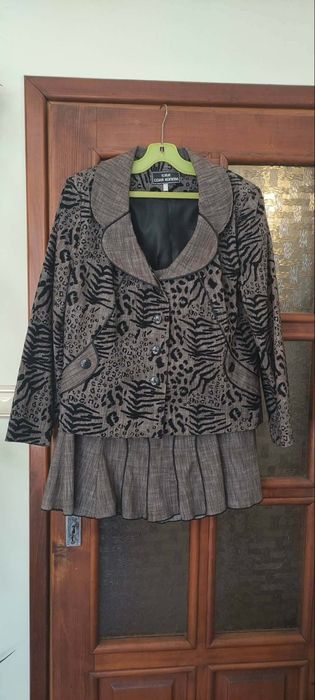 Елегантен дамски костюм