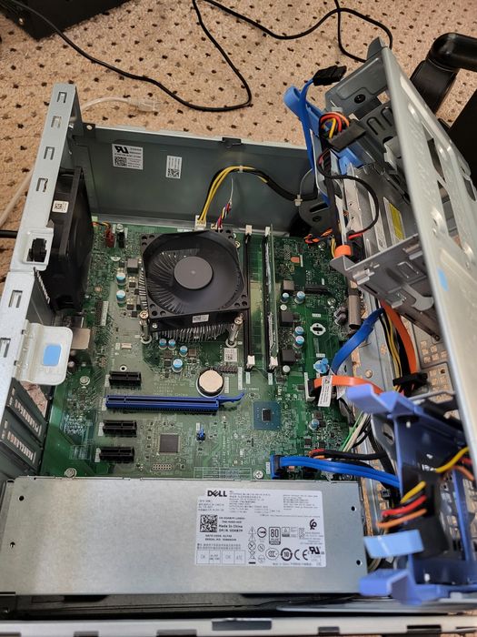 Calculator Dell Optiplex 3050 MT , i3 7100  carcasă  deteriorata