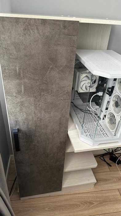 Шкаф и компьютерный стол