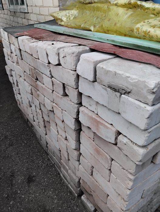 Продам б/у кирпичи 600 штук
