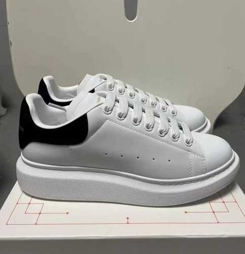 Sneakers Alexander Mcqueen cu eticheta (nu Nike, Gucci, Adidas, Balenciaga)
