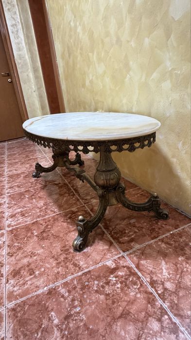 Masă marmură cu picioare de bronz