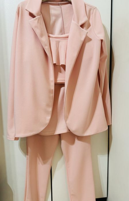 Елегантно костюмче за момиче от три части