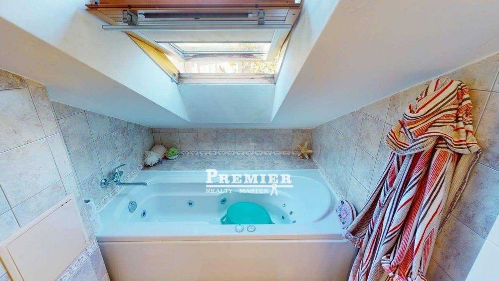 Продава се Къща в к.к. Слънчев бряг - 340 кв.м за 1343 €/кв.м - Снимка #23