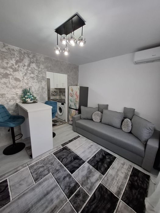 Persoana fizica , vand garsoniera , complet renovata , lux