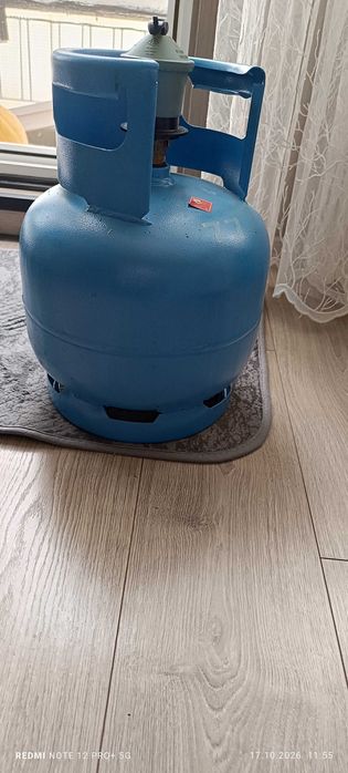 Продавам кухненски плот за вграждане 3 газови зони и 1 на ток в комплект с газова бутилка и 1
