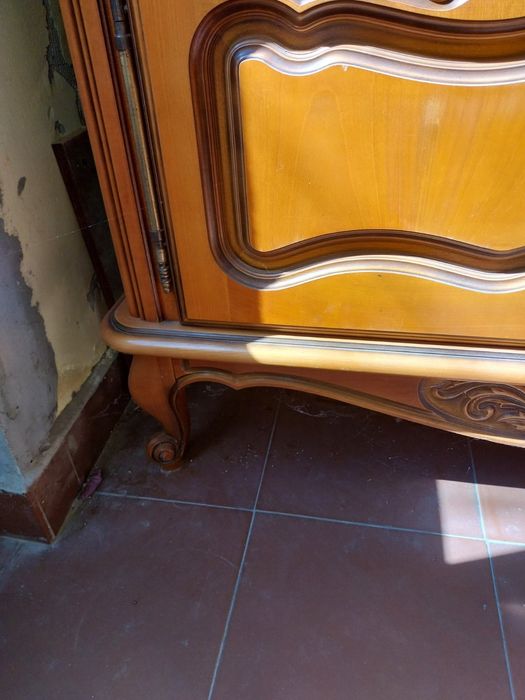 Стар масивен шкаф с ръчна резба от 70-те години,  перфектен за винтидж