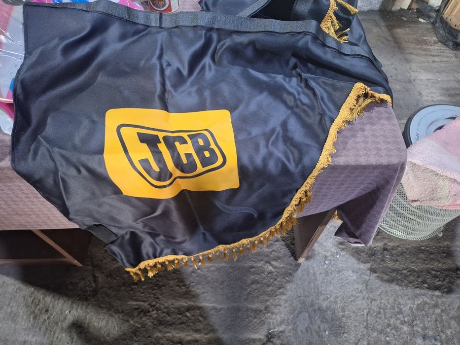 Продам шторки на маниту jcb