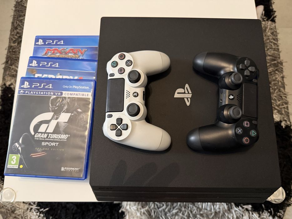 PS4 Pro 1TB + 2 manete + 3 jocuri